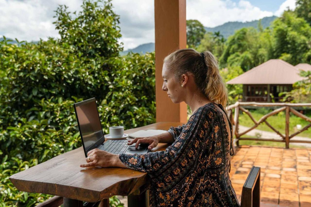 Monkey Mansion - Jungalows & Tours Khao Sok National Park المظهر الخارجي الصورة